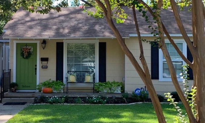 Waco House | Elegant Chateau Windsor: Spa, Hot Tub & Family-Friendly Stay