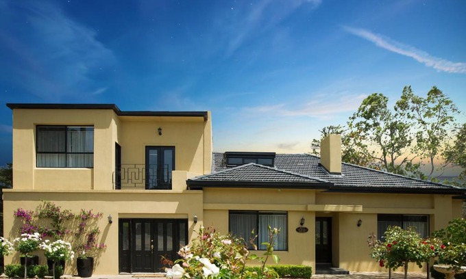 Lyndoch House | Elegant Chateau Yaldara House - Family-Friendly Retreat
