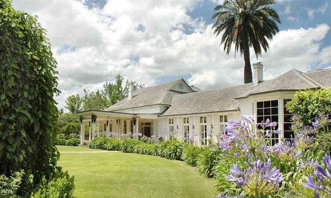Yering Hotel | Elegant Chateau Yering: 5-Star Stay with Pool & Dining