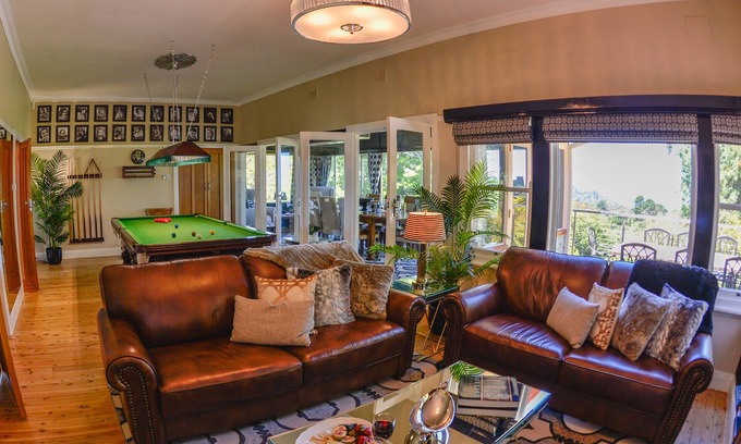 Katoomba House | Art Deco Elegance at Chatelaine with Pool & Kitchen Access