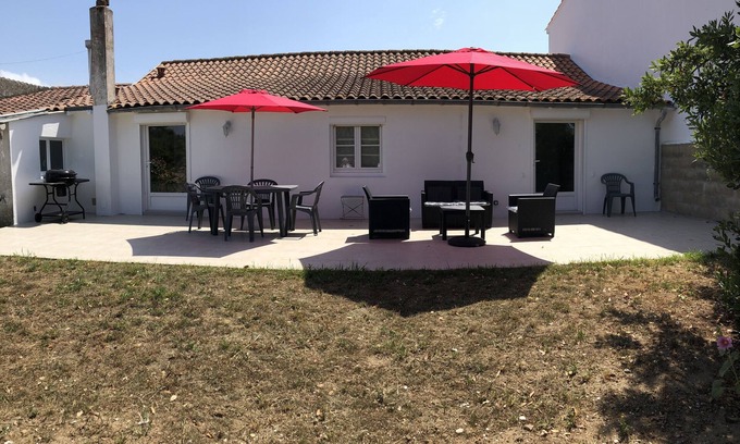 Les Boucholeurs House | Inviting Chatellaillon Les Boucholeurs: Garden & Beach Access