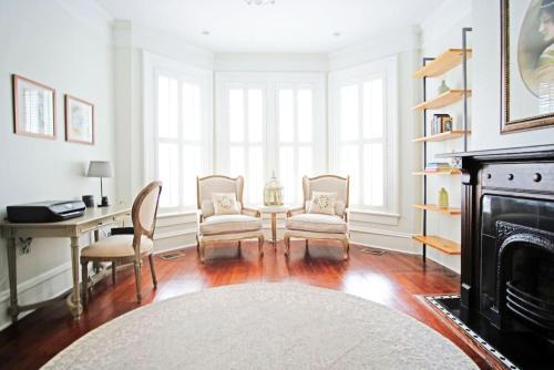 Historic Downtown Savannah House | Historic 3 Bedroom Retreat on Chatham Square for Families