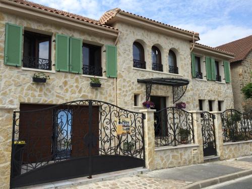 Chatillon Apartment | Discover Chatihotes: Pet-Friendly with a 9.4 Guest Rating