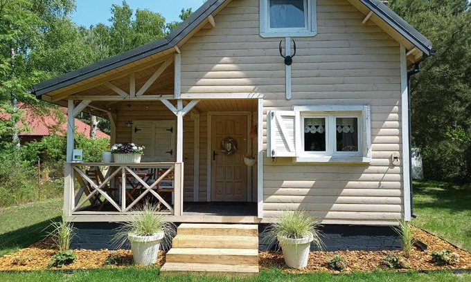 gmina Peczniew House | Pet-Friendly Retreat at Chatka Jezioranka with Hot Tub