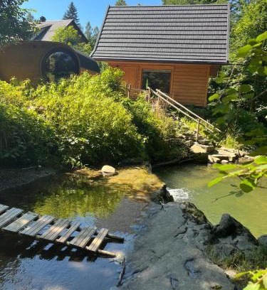Wegierska Gorka Ski Chalet | Riverfront Retreat: Pet-Friendly Lodge with Hot Tub