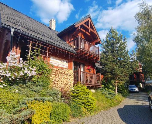 Czorsztyn Resort | Discover Chatki Qdłatki: Pet-Friendly with Ocean Views!