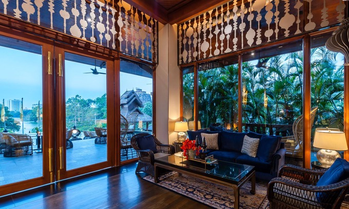 Kandawgyi Lake Area Hotel | Elegant Chatrium Hotel Royal Lake Yangon: 5-Star Retreat