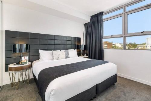Chatswood CBD Apartment | Chatwood CBD 2BR with Balcony, Parking & Office Space