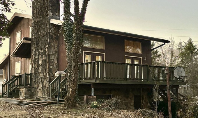 Chatsworth House | Exceptional Chatsworth Cabin with Private Pool & Breakfast