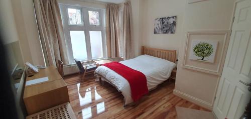 South Acton House | Budget-Friendly Chatsworth Guest House with Kitchen Access