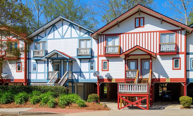 Helen House | Relaxing Riverfront Condo with 2 Decks in Downtown