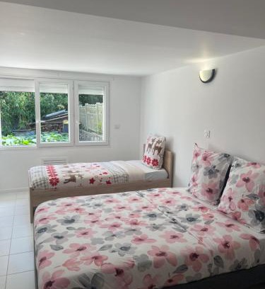 Palaiseau Apartment | Family-Friendly Retreat at Chaudari Guest House Awaits You