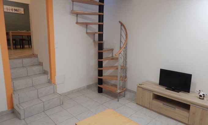 Coursan Apartment | Budget-Friendly Apartment with Terrace Near the Sea