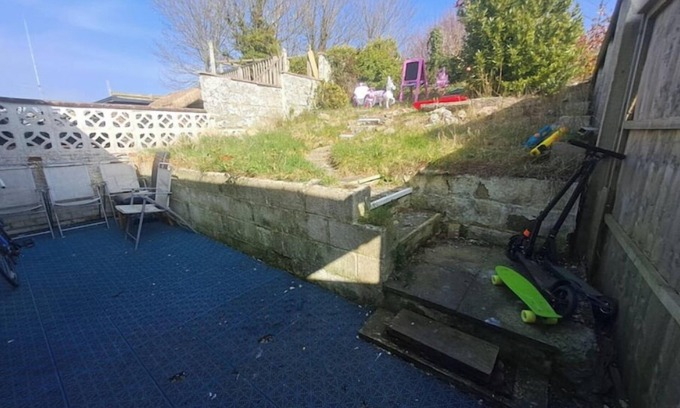Southwick House | Cheap n' Cheerful Town House with view of Horses.