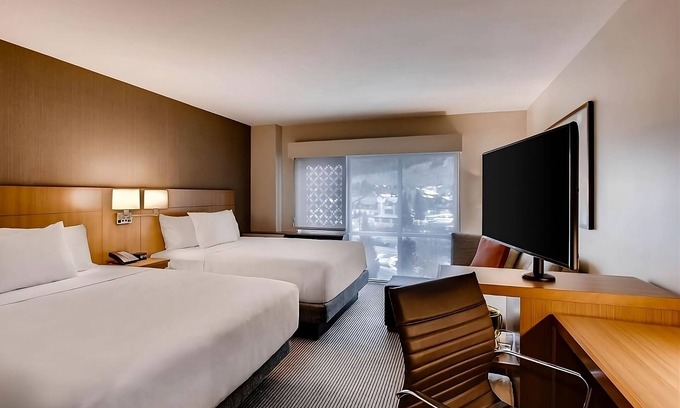 Mountain House Hotel | Discover Peaks of Keystone: Pet-Friendly Retreat with Breakfast