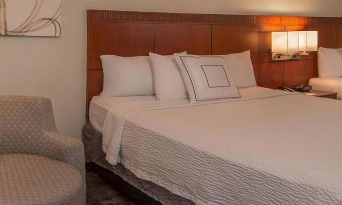 Rosslyn Apartment | Explore Theodore Roosevelt Island Park: Modern Units Await!