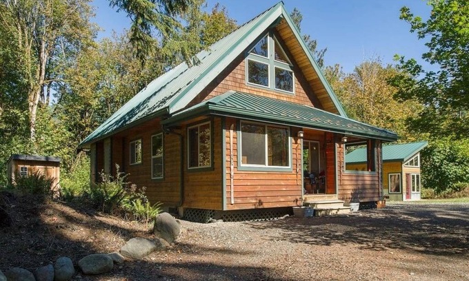 Glacier Cabin | Secluded Cabin with Kitchen & Breakfast - 9.8 Guest Rated