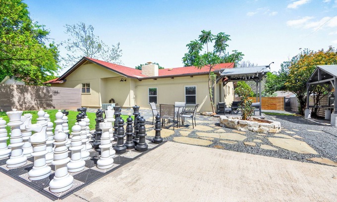 Elgin House | Checkmate and Chill-Inn I Yard Games, Families
