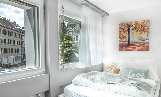 St. Gallen Apartment | ★ cheer 1 BR-Apt with Netflix "funky yellow"★
