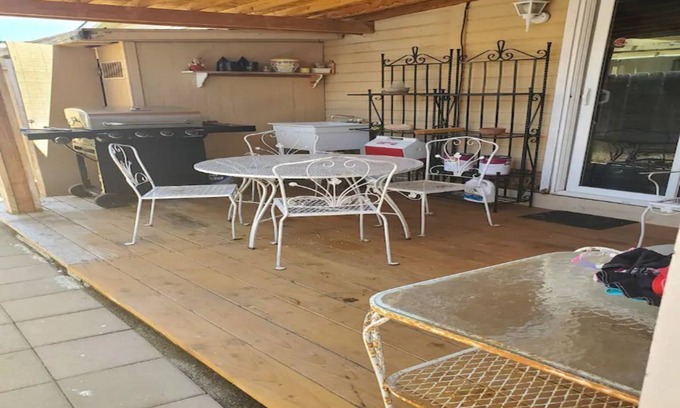 Townsite Cottage | Bright 1-Bedroom Retreat with Pool & Beach Access