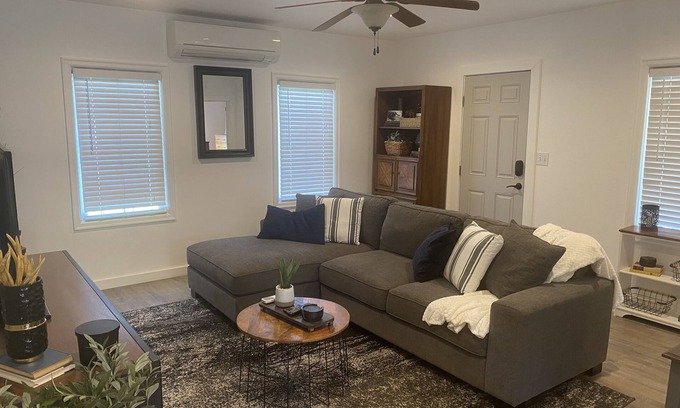 Lynden House | Delightful 1 Bedroom House in Town with Breakfast & Pets