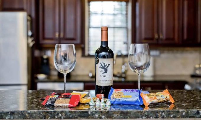Florence House | Delightful 1 Bedroom with Kitchen & Pet-Friendly Perks