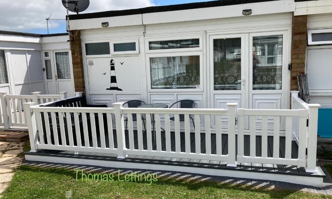 Great Yarmouth Ski Chalet | Bright 2 Bed Holiday Chalet with Ocean View & Gated Decking
