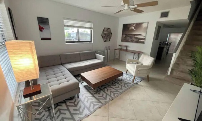 Imperial Point House | Inviting 2 Bedroom Townhouse with Pool and Ocean View