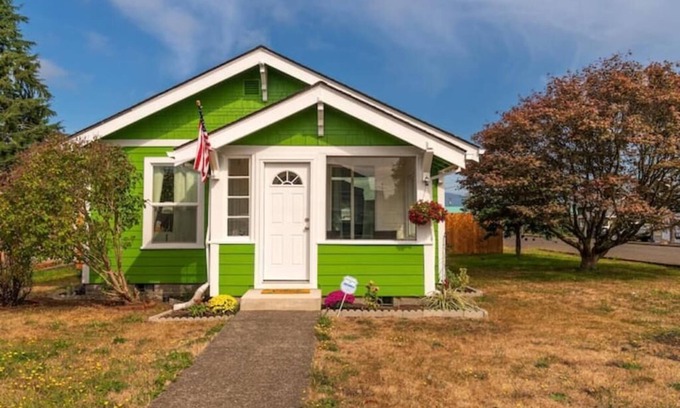 Tillamook House | Bright 2 Bedroom Retreat with Hot Tub and Family-Friendly Perks
