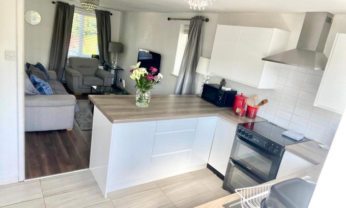 Chester House | Bright 2-Bedroom Retreat with Free Parking & Breakfast