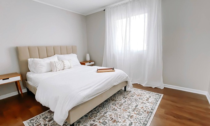 Grass Lake House | Bright 2 Bedroom Retreat in Downtown Grass Lake with Bikes