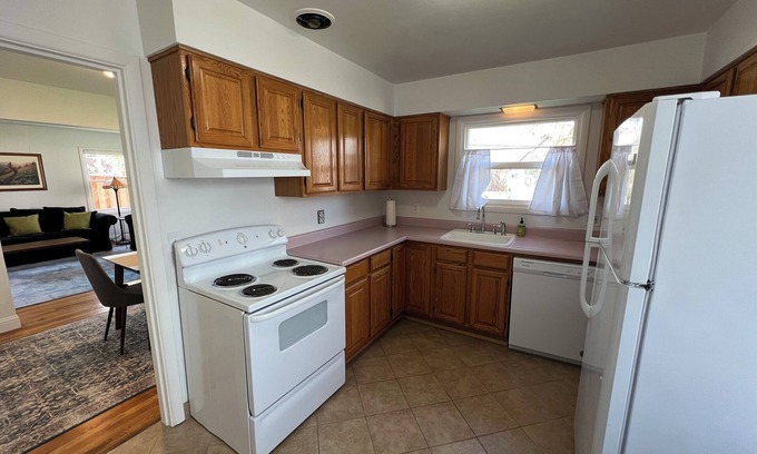 Forest Grove House | Cheerful 2 bedroom with patio: Pacific University, downtown FG, Wine country