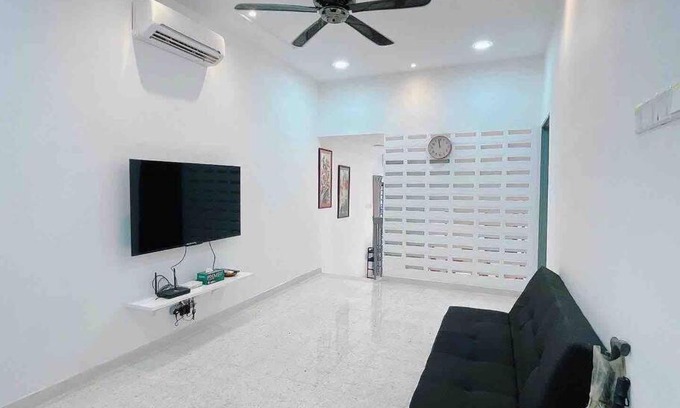 Cheras House | Bright 27 Home with BBQ Grill and Family-Friendly Amenities