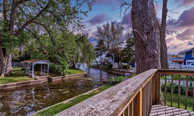 Lake Catherine House | Cheerful 3 bdrm home next to the lake, with free parking on premise