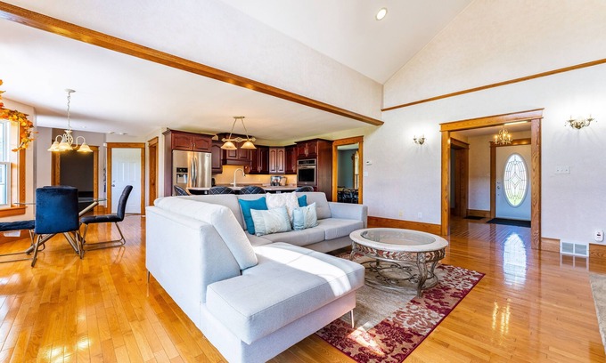 Pelham Cottage | Cozy 3+ Bedroom Cottage with Indoor Fireplace & Breakfast