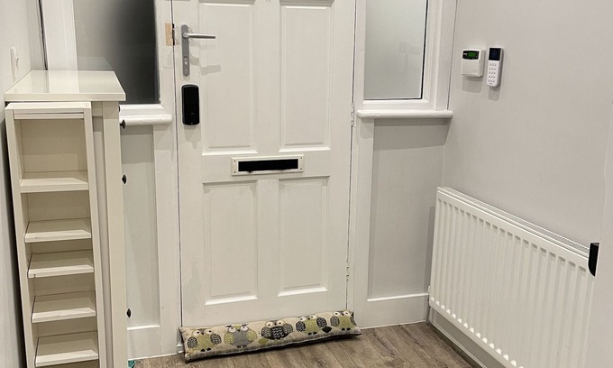 London Borough of Bromley Villa | Cheerful 3-bedroom home with office space, walking distance from shops & cinema