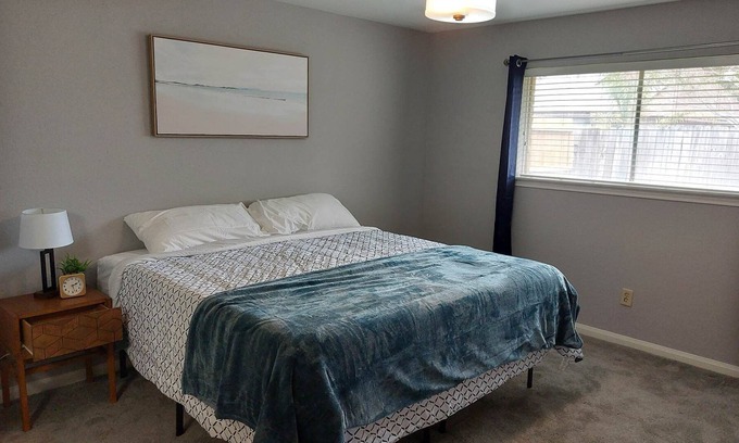 Houston House | Welcoming 3 Bedroom Home with Garage Parking & Breakfast
