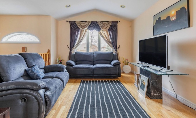 Windsor House | Bright 3 Bedroom House in Downtown Windsor - Pet Friendly