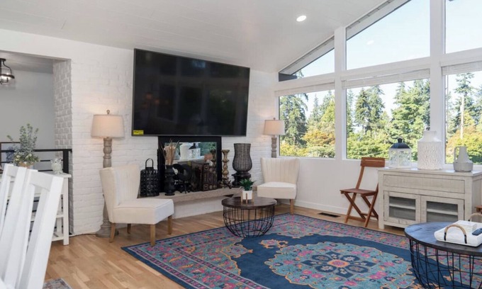 Picnic Point-North Lynnwood House | Bright 3-Bedroom Retreat with Spacious Backyard & Pet-Friendly