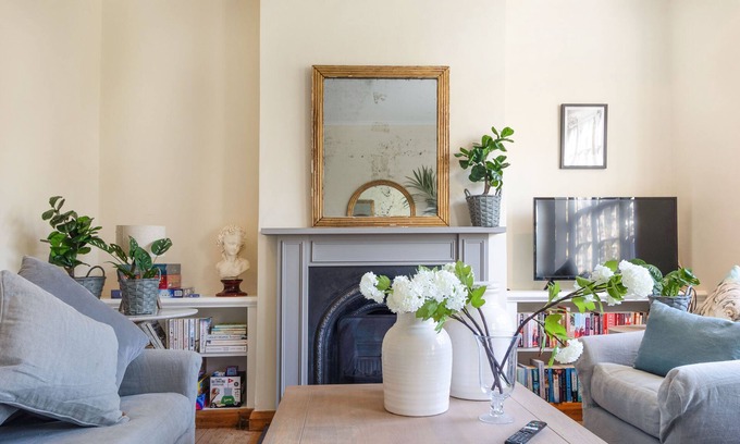Garden Suburb House | Inviting 3-Bedroom House with Spa and Garden Oasis