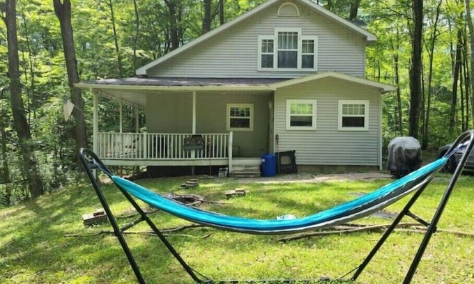 Evart Cottage | Bright 3-Bed Cottage with Lake Access on Chippewa Lake