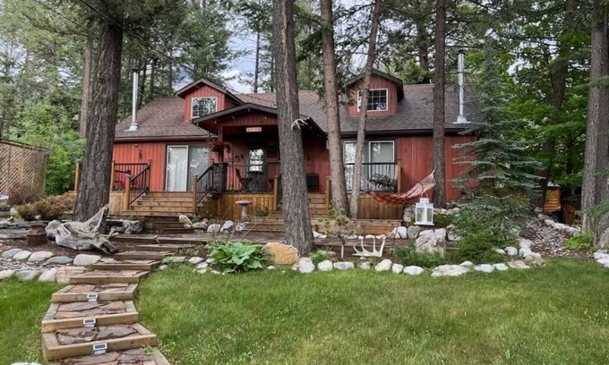 East Kootenay Cabin | Inviting 3-Bedroom Cabin with Indoor Fireplace & Lake View