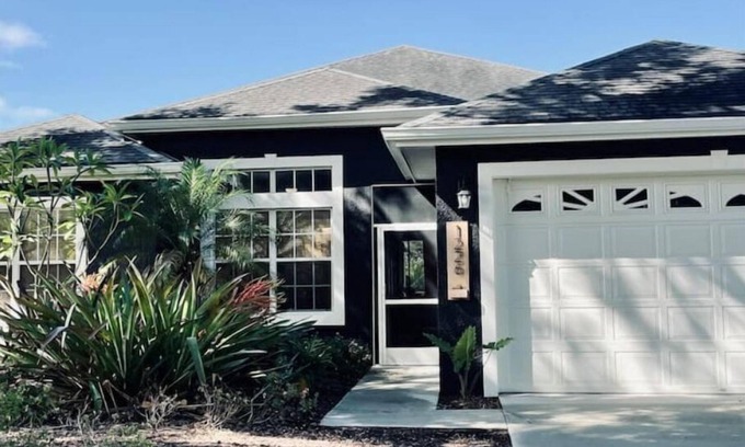 Winter Haven House | Bright 4 Bed, 3 Bath Home with Private Pool & Spa