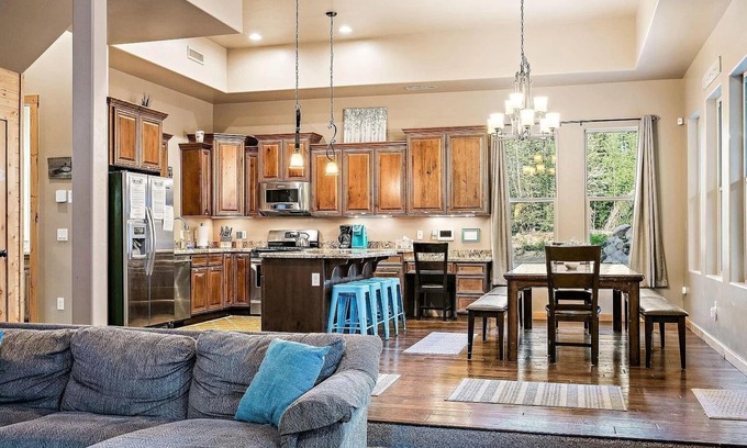 Brian Head Cabin | Inviting 4-Bed Cabin with Hot Tub & Spa Amenities