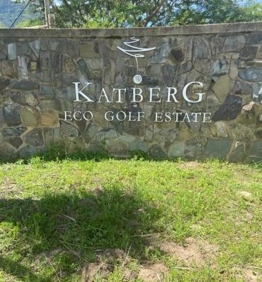 Katberg Apartment | Inviting 4 Bedroom Retreat with Pool in Golf Estate