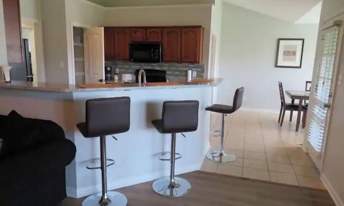 Southaven House | Inviting 4-Bedroom Retreat with Pool and Lake View