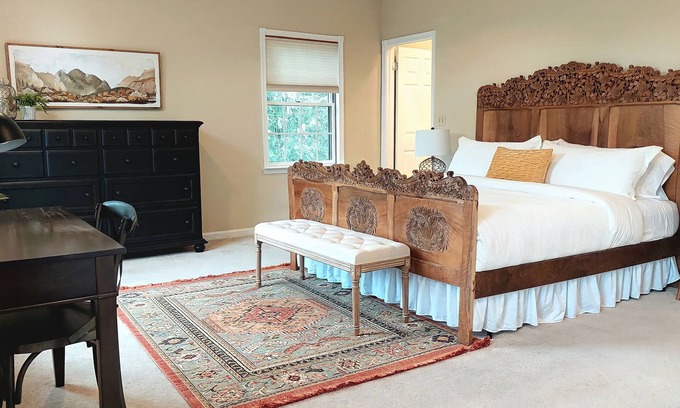 Lake Barcroft House | Family-Friendly 5-Bedroom Home with Huge Fenced Yard