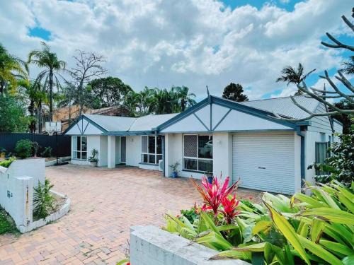 Hillcrest House | Bright 5 Bedroom Holiday Retreat with Family-Friendly Amenities