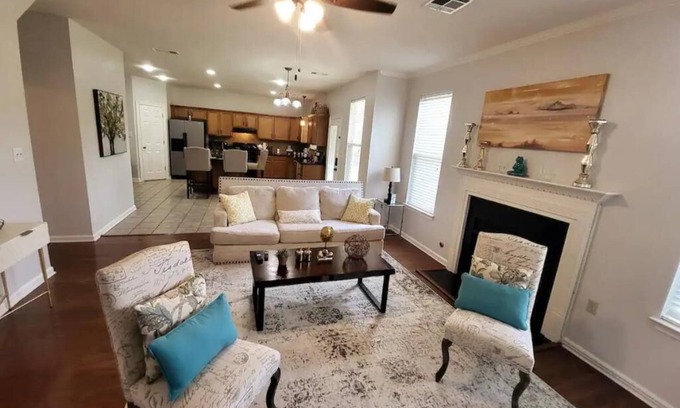 Sunshine House | Inviting 6BR Retreat Between LSU & NOLA with Spa Access