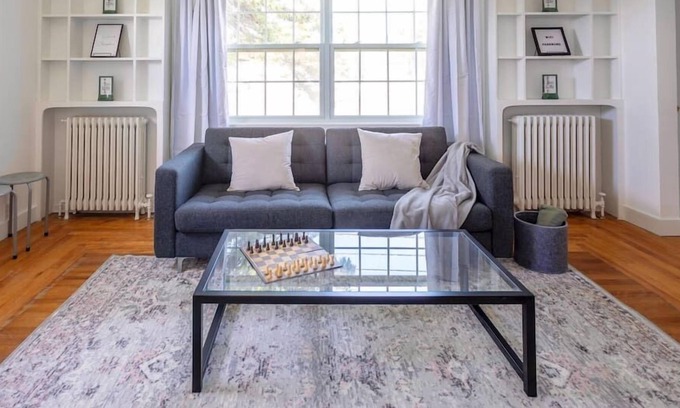 Dieppe House | Cheerful + Central 2 bdrm - Smart TV + Laundry